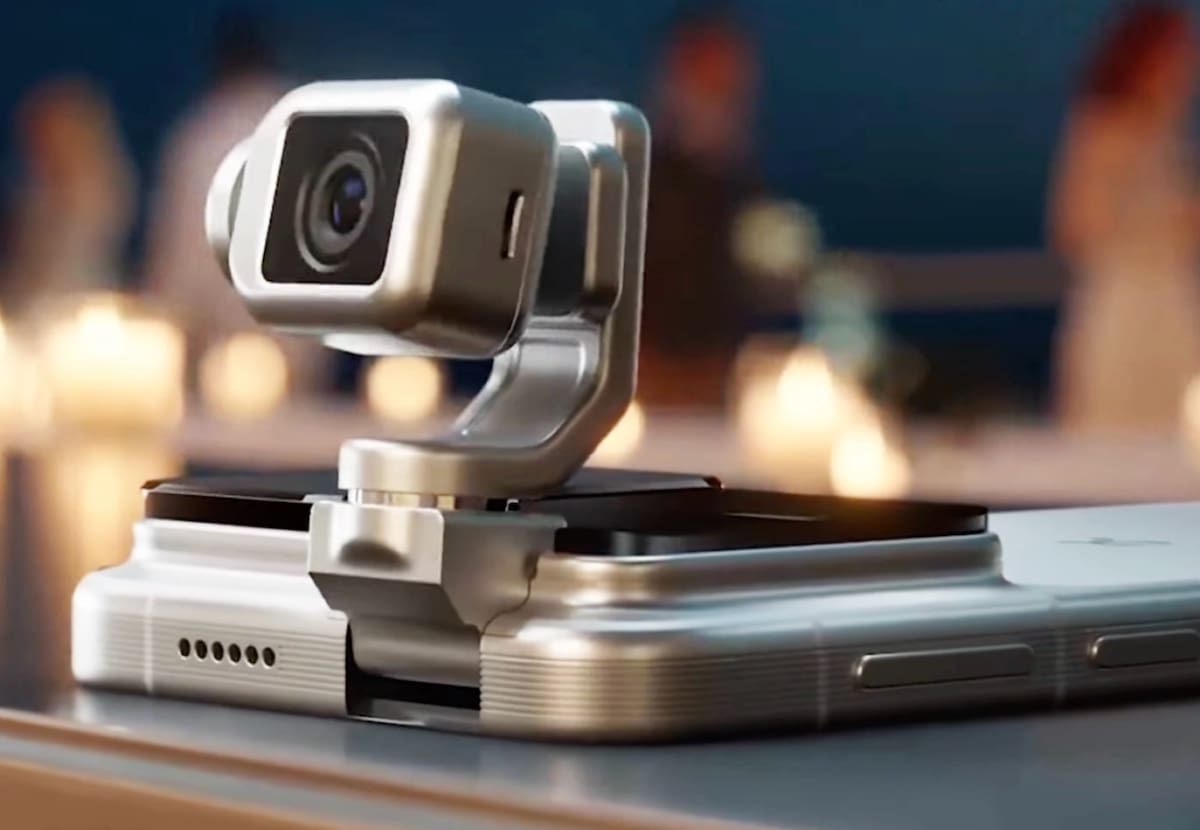 Presentaron un smartphone con una cámara robot incorporada - LA NACION thumbnail