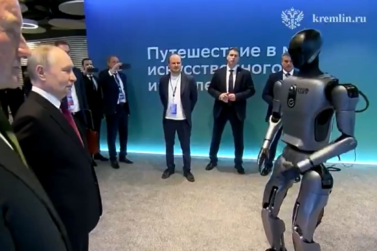 Un robot con <b>inteligencia artificial</b> bailó para Vladimir Putin y las imágenes se viralizaron thumbnail