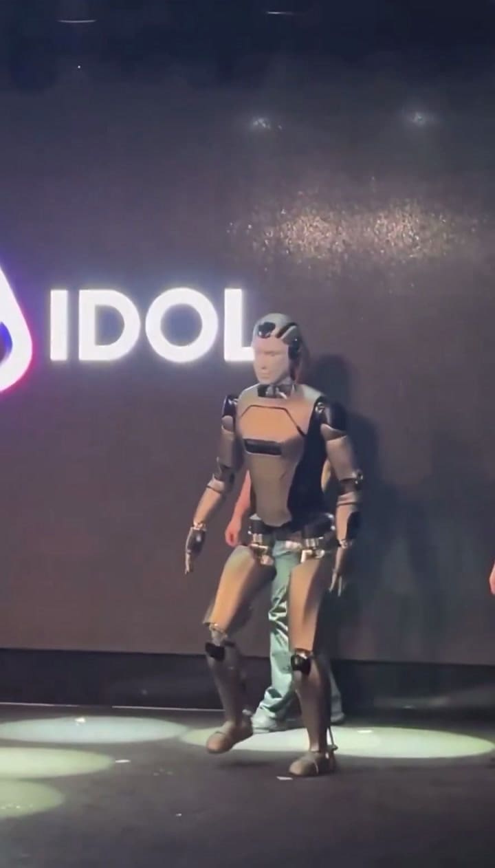 El robot ruso AIDOL sufrió un percance durante su presentación en Moscú