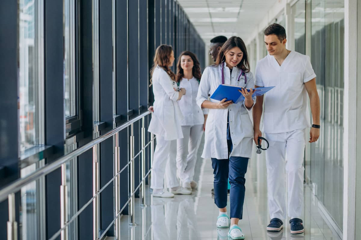 Médicos que usan IA empeoran su rendimiento - La Nación thumbnail