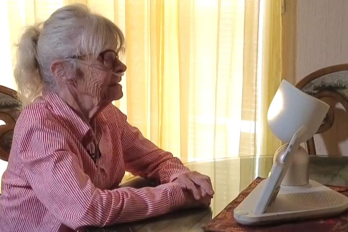 Tiene 75 años y pasaba semanas sin ver a nadie hasta que un robot se convirtió en su compañía thumbnail