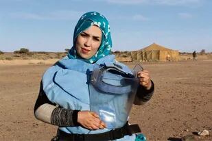 Mutha no llegó a conocer a su padre, que murió por la explosión de una mina antipersona; ella es saharaui e integra el equipo que busca desactivar esos artefactos