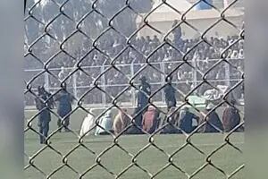 El brutal castigo de los talibanes a nueve hombres en un estadio repleto en Afganistán