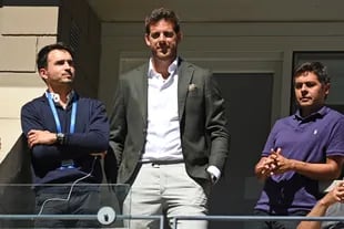 Del Potro, mirando el partido de Daniil Medvedev y Botic Van de Zandchulp en el estadio Arthur Ashe, acompañado por Juan Acuña Gerard (IMG) y su amigo Marcos Hernández Olmos