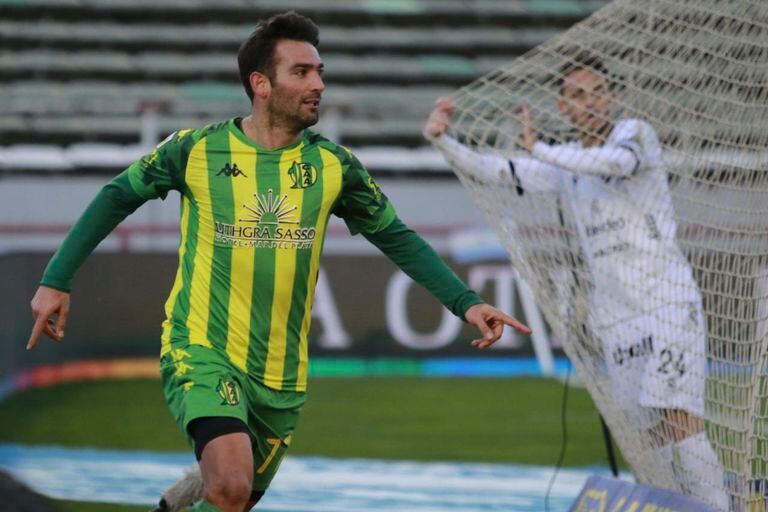 Aldosivi goleó por 3-0 a Colón, el último campeón