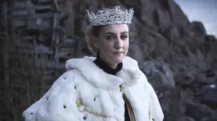 La reina Carolyn, vestida con manto y corona