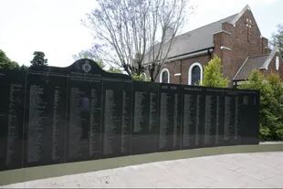 El homenaje en el cementerio británico a los voluntarios de la comunidad británica que partieron desde la Argentina y cayeron en la Primera y Segunda Guerra Mundial
