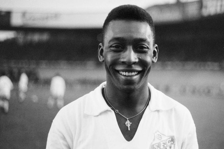 Pelé con la camiseta del Santos, club donde brilló y lo catapultó a la fama