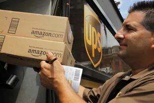Una entrega en puerta en Estados Unidos de un envío de Amazon, una de las principales tiendas on line de venta de libros