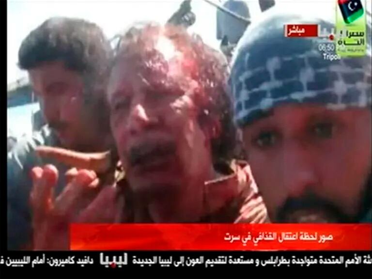 Khadafy, luego de ser capturado por los rebeldes en la ciudad de Sirte, poco antes de ser asesinado