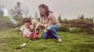 Lourdes con su primera mascota y su mamá