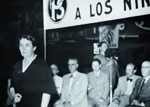 Alicia Moreau de Justo, médica argentina, militante feminista y socialista, durante un mitin de su partido en el Luna Park. Foto en papel, 30 de enero de 1939