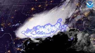 Esta imagen satelital proporcionada por la Oficina Nacional de Administración Oceánica y Atmosférica muestra un complejo de tormentas eléctricas que contiene el rayo que ha cubierto la mayor distancia horizontal jamás registrado, con 768 kilómetros (477 millas) a través de partes del sur de Estados Unidos, el 29 de abril de 2020. (NOAA vía AP)