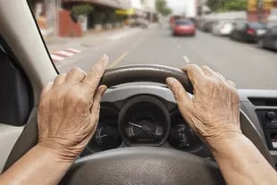 Expertos explican que tratar de que una persona mayor deje el volante es más difícil de lo que muchos subestiman.