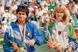Seúl 88: con 18 años, Gaby consigue la medalla plateada en los Juegos Olímpicos, tras perder la final con Steffi Graf