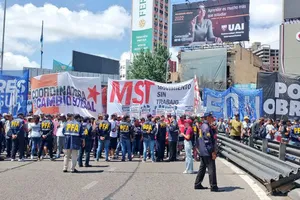 Día de cortes y movilización piquetera en los accesos: protesta en rutas y puentes