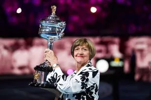 Margaret Court recibió una réplica del trofeo que recibió hace 50 años en Melbourne