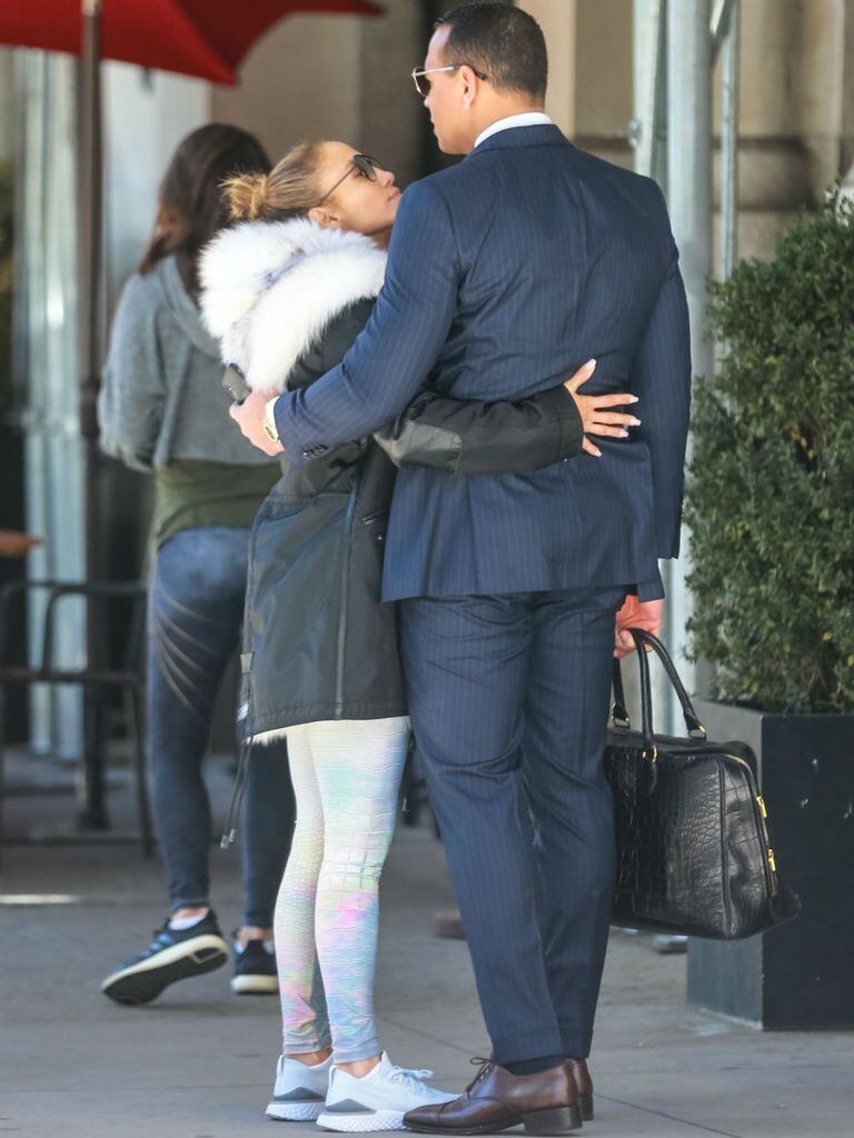 Piel calzas fluo y zapatillas, el look elegido por la actriz en una salida con su entonces prometido, Alex Rodriguez