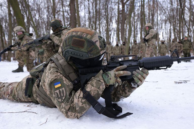 Un voluntario de las milicias ucranianas en Kiev 