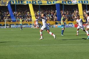 Jhonatan Candia festeja su gol en el Gigante de Arroyito: Huracán se impuso 4-1