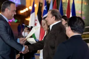 Daniel Capitanich, embajador argentino, saluda a Daniel Ortega en el acto de asunción al que también asistió un acusado por el atentado contra la AMIA