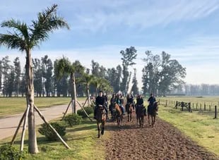 Una cabalgata en los alrededores del casco de la estancia Puesto Viejo. Gentileza Puesto Viejo.