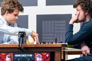 Los ajedrecistas Magnus Carlsen y Hans Niemann
