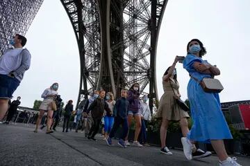 Los visitantes llegan a la Torre Eiffel en París