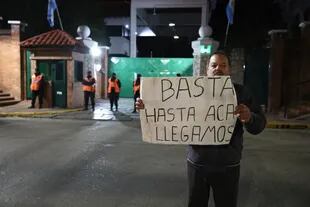 Anoche, en la quinta Presidencial de Olivos, un vecino se acercó con una pancarta de protesta