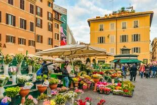 La plaza de Campo dei Fiori, donde todas las mañanas de lunes a sábado, venden alimentos, flores y otros productos 