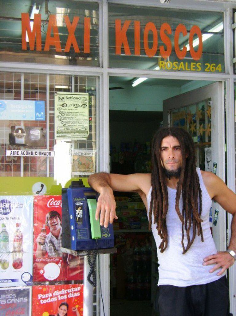 Hasta hace unos años, Sandro atendía un kiosco en Ramos Mejía