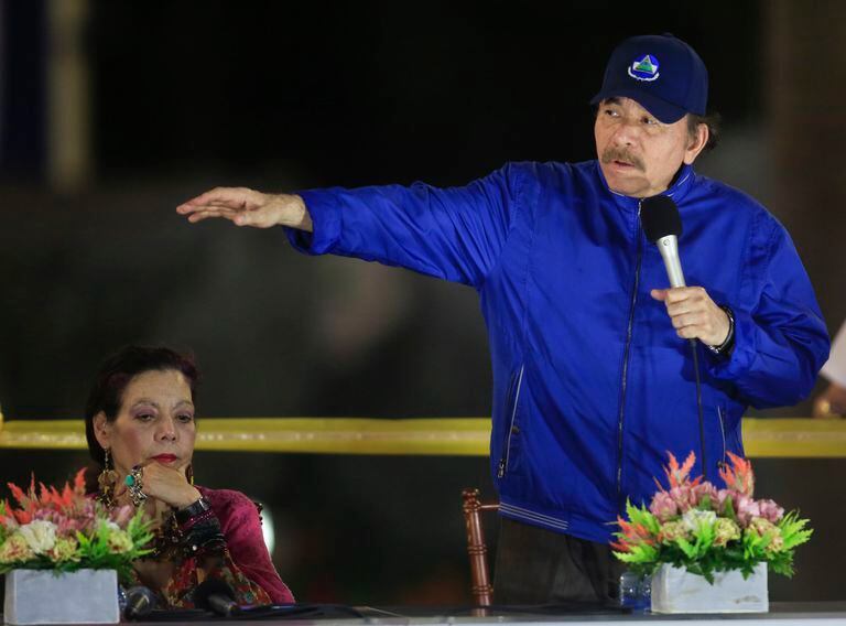 Daniel Ortega habla junto a la primera dama y vicepresidenta Rosario Murillo en Managua. (AP Foto/Alfredo Zuniga, Archivo)