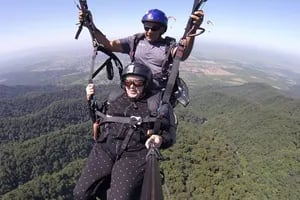 Cumple 81 años y los festejará con un vuelo en parapente