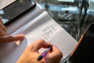 Escribir notas es uno de los ejercicios para ayudar a recuperar la memoria, que puede verse afectada como secuela del Covid-19