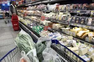 El Gobierno convoca de urgencia a supermercados y empresas para contener los aumentos de precios
