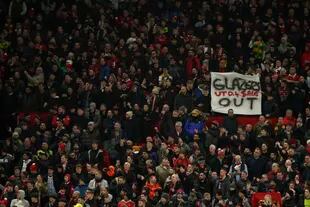 Previo al título en la Copa de la Liga, algunos aficionados del Manchester United sostenían en las tribunas banderas con la frase "Glazers Out", en relación a la posible salida de los actuales dueños del club.