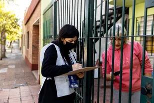 Azul Peres, trabajadora del censo, recibe el código del cuestionario del censo en línea de una mujer el 18 de mayo de 2022 en San Martín