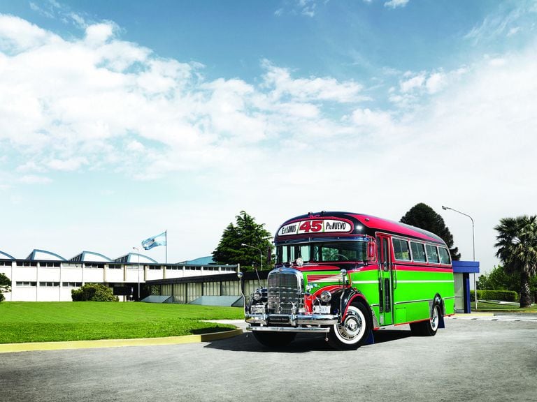 Histórico colectivo de Mercedes-Benz. Los chasis de los nuevos modelos de buses se producen hoy en el Centro Industrial Juan Manuel Fangio.