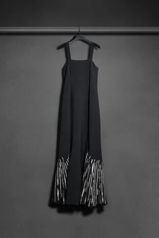 Vestido largo semientallado con recortes en falda y aplicación de volados de la colección Amor otoño-invierno 2020