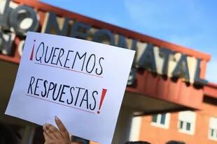 Familiares de los bebés fallecidos reclamaron justicia y respuesta en el Hospital Materno Neonatal de Córdoba
