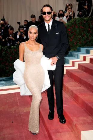 Kim Kardashian fue con su novio desde hace seis meses, el humorista Pete Davidson. El vestido de Marilyn diseñado por Jean Louis está valuado en cinco millones de dólares: tiene más de seis mil cristales cosidos a mano. 