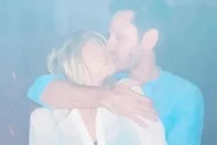 Benjamín Vicuña y Eli Sulichin, a los besos en una imagen que el actor compartió en redes sociales el pasado julio