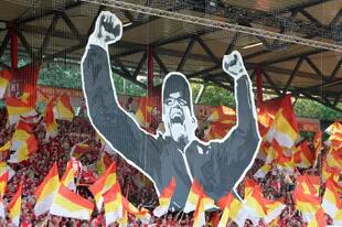 Los hinchas de Unión Berlin con una imagen del entrenador Urs Fischer