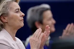 La presidenta de la Comisión Europea, Ursula von der Leyen. aplaude durante una ceremonia por el 70 aniversario del Parlamento Europeo, 22 de noviembre de 2022 en Estrasburgo, Francia. (AP Foto/Jean-Francois Badias)