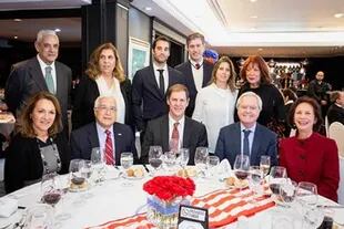 El presidente del Club Americano junto al embajador de los Estados Unidos, Edward Prado, el presidente del Senado argentino, Federico Pinedo, y otros invitados durante un almuerzo y festejo del “Día de las Independencias”, en julio de 2019