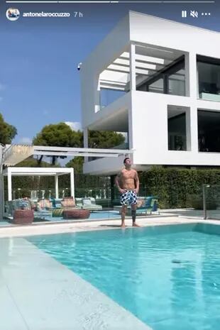 Antonela Roccuzzo filmó a Lionel Messi tomando sol al borde de la pileta en su lujosa casa de Barcelona