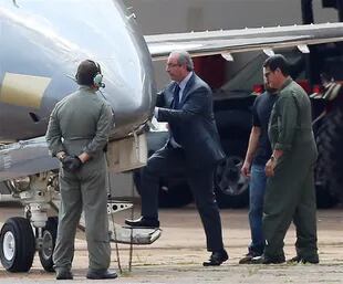 Cunha, ayer, al subir al avión que lo trasladó bajo custodia policial de Brasilia a Curitiba