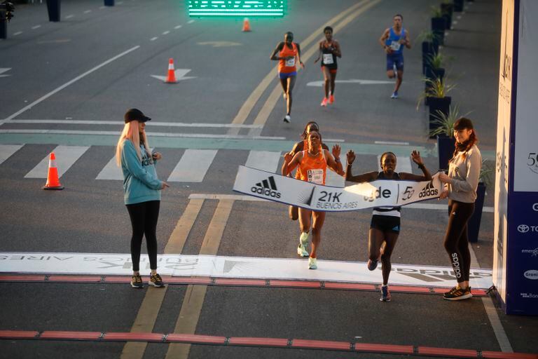 La ganadora de la Media Maratón de Buenos Aires fue la keniana Irine Kimais (1h.07m.59s.), escoltada por la etíope Atalel Dargie y su compatriota Vivian Kiplagat