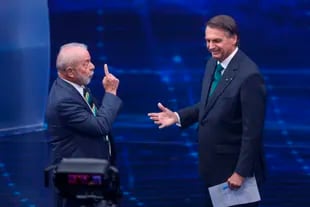 El ex presidente de Brasil Luiz Inácio Lula da Silva, a la izquierda, y el actual mandatario Jair Bolsonaro, participan en un debate presidencial en San Pablo, Brasil, el 16 de octubre de 2022. 