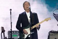 Contra su propio anuncio, Eric Clapton actuó en un espacio que exige prueba de vacunación al público